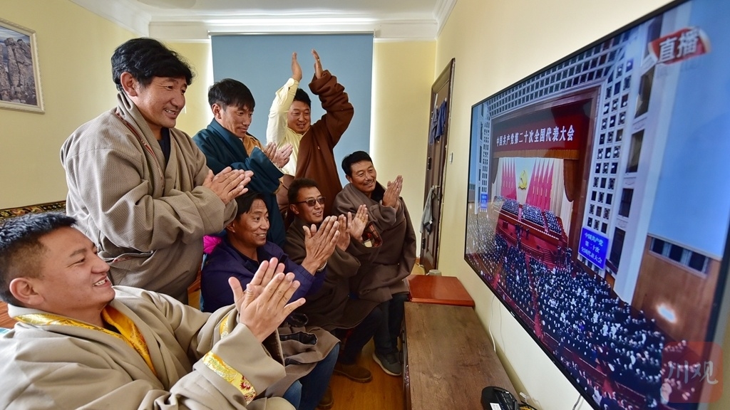 组图｜备受鼓舞！四川各界干部群众收看党的二十大开幕会盛况 第 10 张