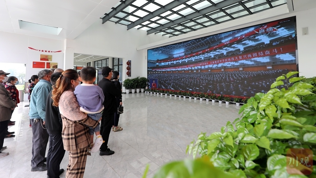 组图｜备受鼓舞！四川各界干部群众收看党的二十大开幕会盛况 第 11 张