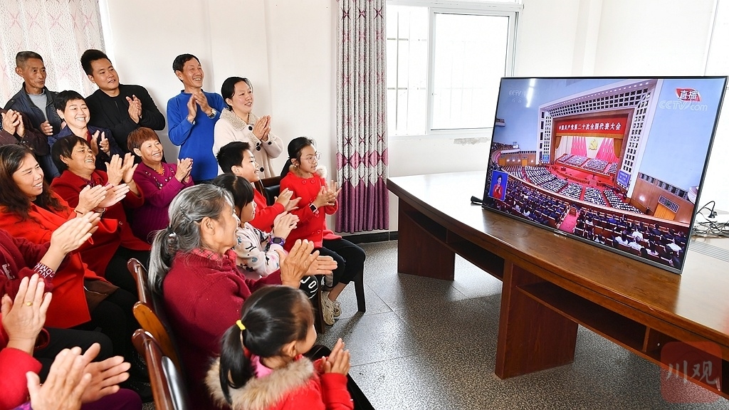 组图｜备受鼓舞！四川各界干部群众收看党的二十大开幕会盛况 第 12 张