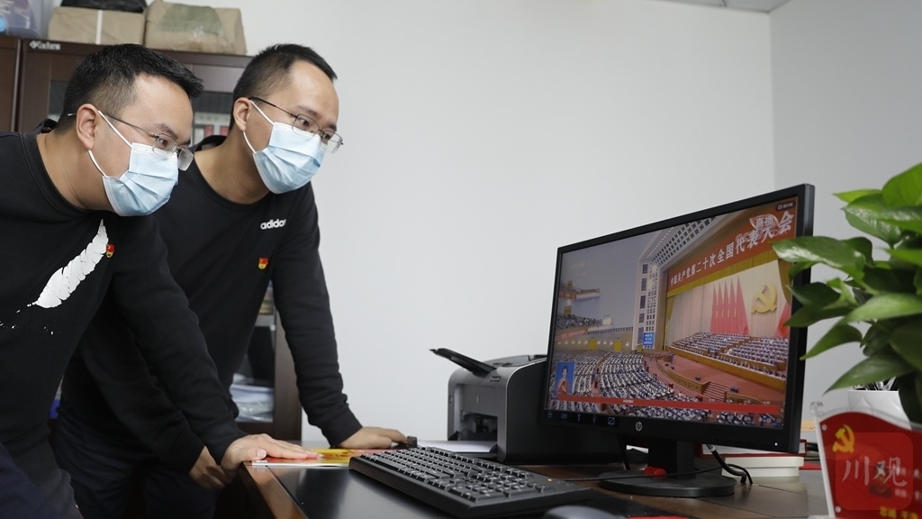组图｜备受鼓舞！四川各界干部群众收看党的二十大开幕会盛况 第 14 张