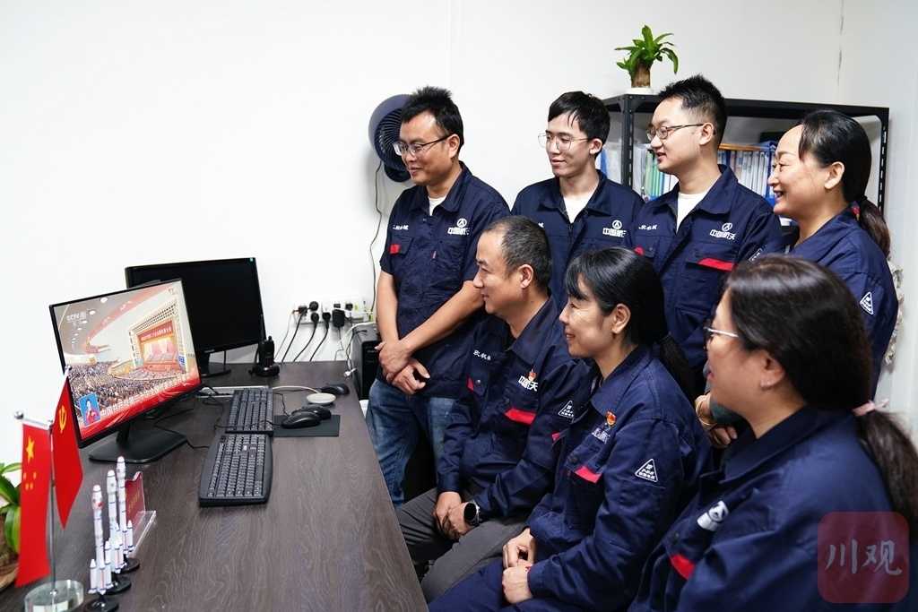 组图｜备受鼓舞！四川各界干部群众收看党的二十大开幕会盛况 第 22 张
