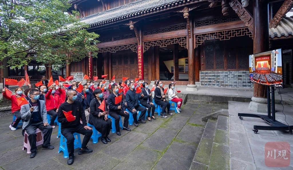 组图｜备受鼓舞！四川各界干部群众收看党的二十大开幕会盛况 第 23 张