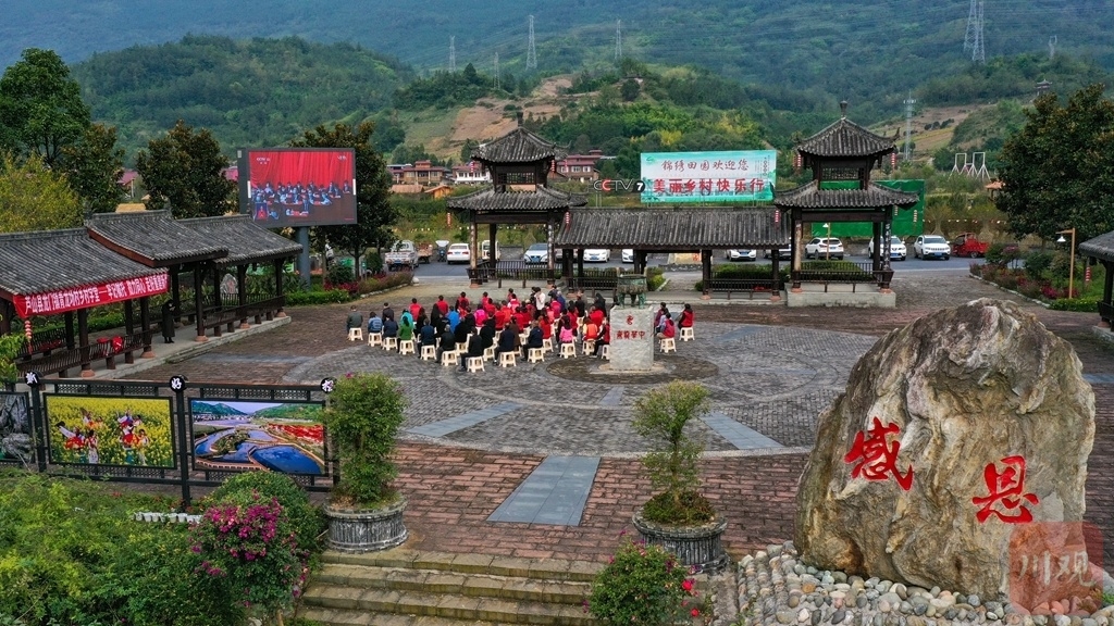 组图｜备受鼓舞！四川各界干部群众收看党的二十大开幕会盛况 第 7 张