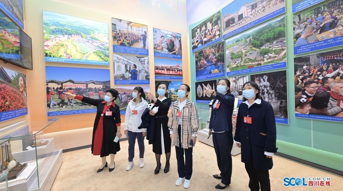 党的二十大四川省代表团参观“奋进新时代”主题成就展 王晓晖黄强参加 第 1 张