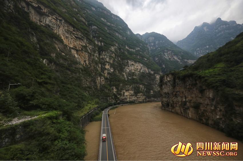 【我在乡村看见中国】乐山“峡谷第一村”：“云端移民”吃上“旅游饭” 第 3 张