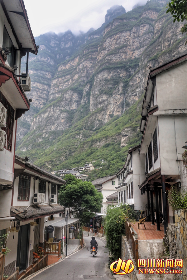 【我在乡村看见中国】乐山“峡谷第一村”：“云端移民”吃上“旅游饭” 第 5 张