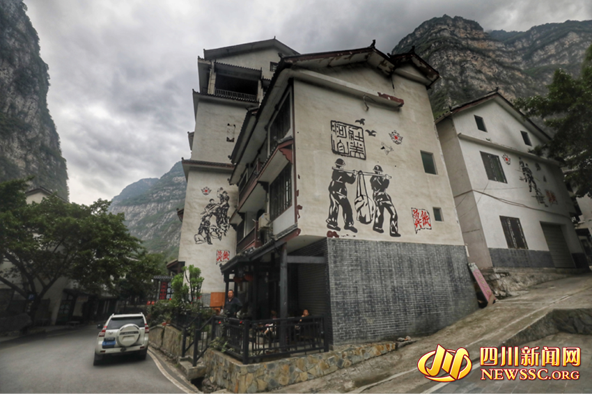 【我在乡村看见中国】乐山“峡谷第一村”：“云端移民”吃上“旅游饭” 第 6 张