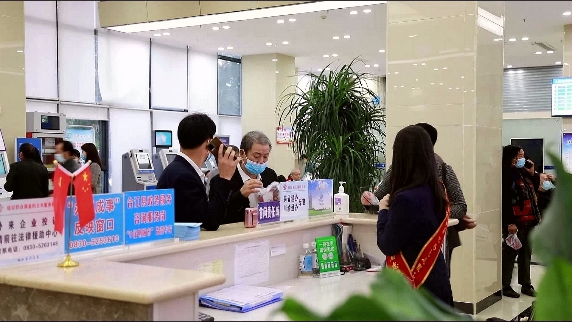 让“办不成”的事“办成”！“政务服务+”打通服务群众最后一米 第 1 张