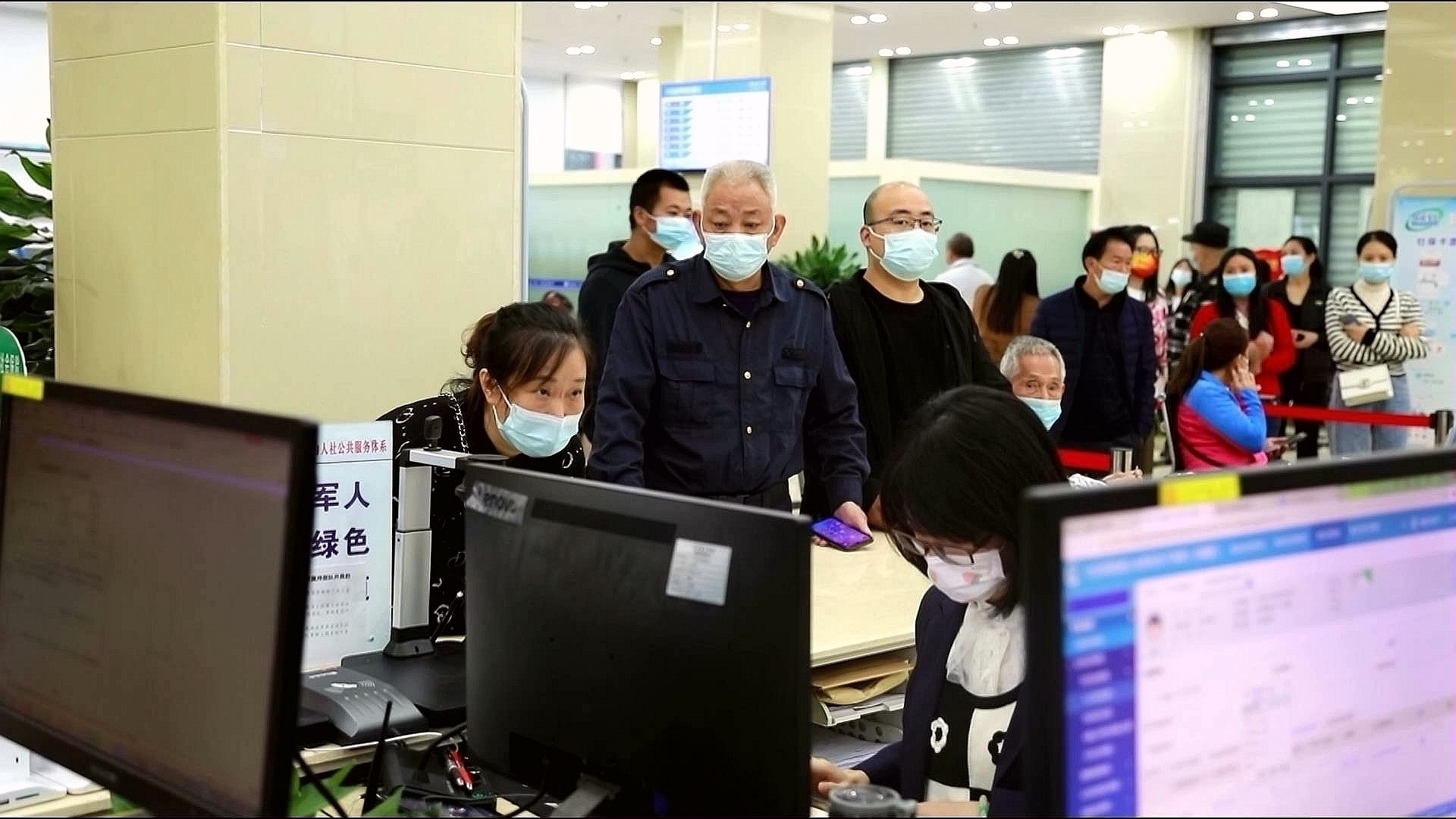 让“办不成”的事“办成”！“政务服务+”打通服务群众最后一米 第 3 张