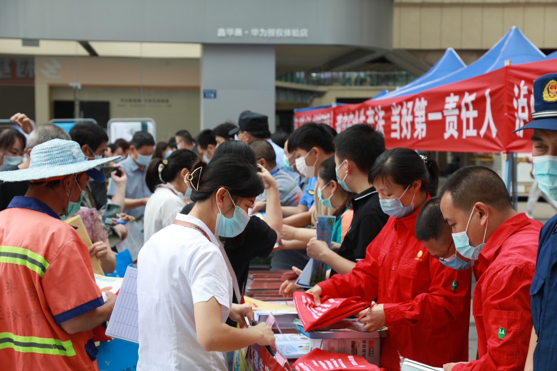 合江县开展2022年“安全生产月”集中宣传咨询日活动 第 3 张