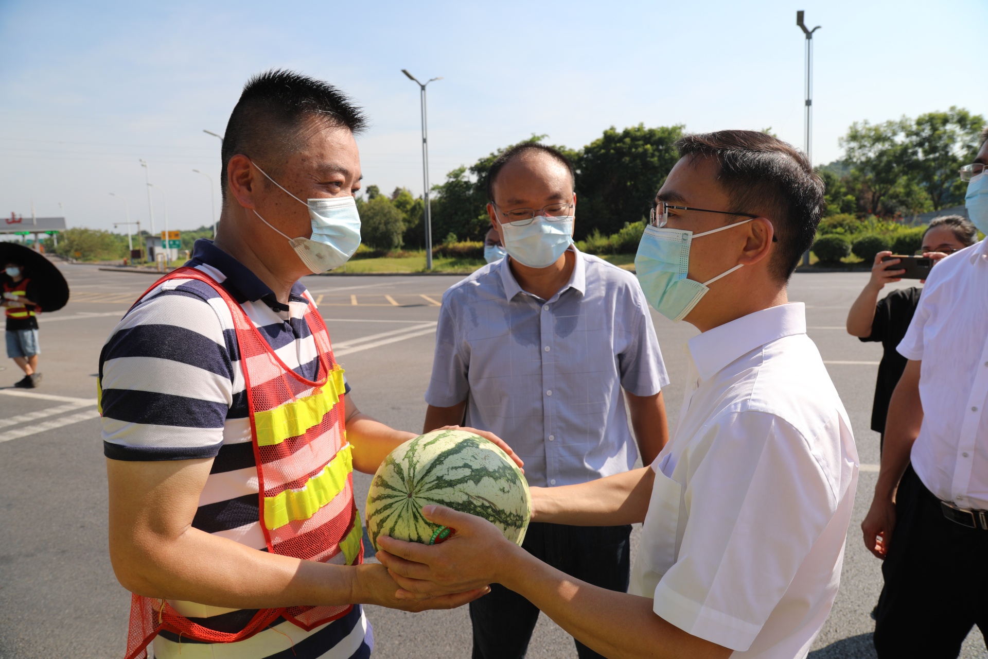 致敬高温下的劳动者，合江县领导带队开展“送清凉”慰问活动 第 5 张