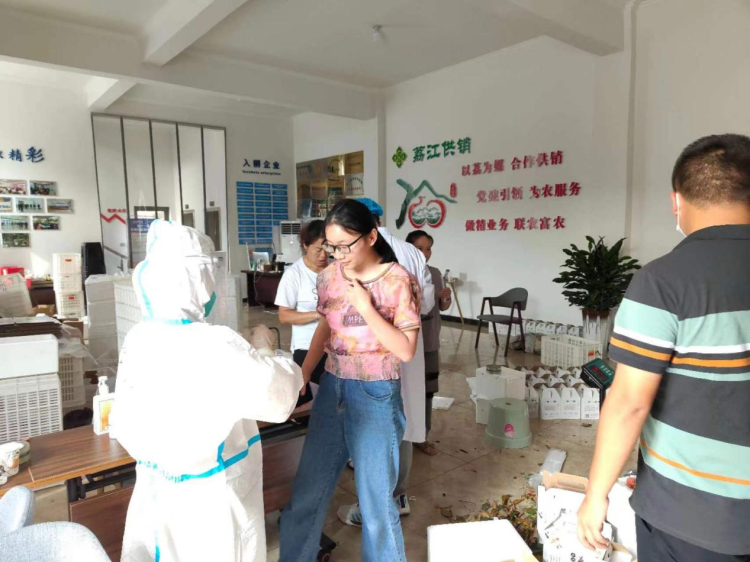 荔江镇：核酸检测进企业 生产防疫两不误 第 3 张