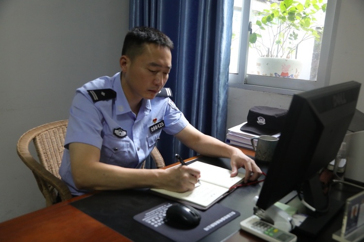 致敬！最美退役军人罗刚磊：军装换警服 赤胆写忠诚 第 2 张