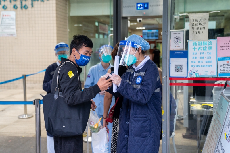 上万名员工坚守岗位 四川大学华西医院门急诊有序进行 第 1 张 上万名员工坚守岗位 四川大学华西医院门急诊有序进行 第 1 张