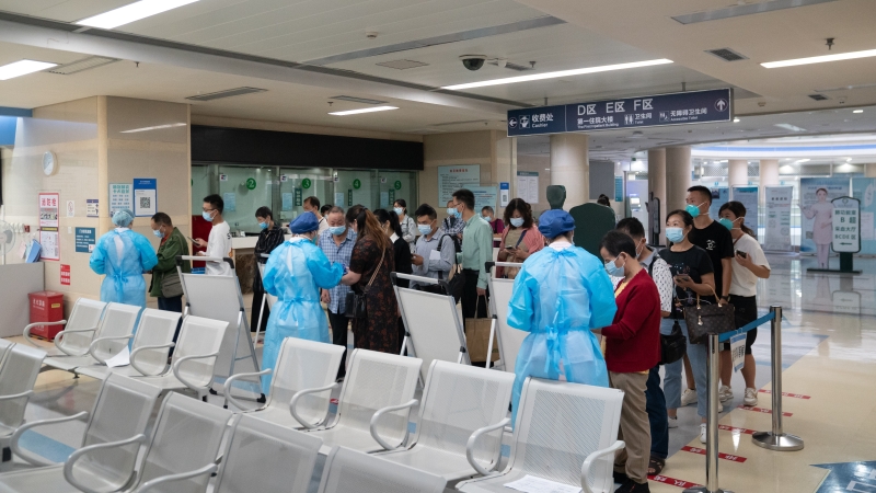 上万名员工坚守岗位 四川大学华西医院门急诊有序进行 第 2 张 上万名员工坚守岗位 四川大学华西医院门急诊有序进行 第 2 张