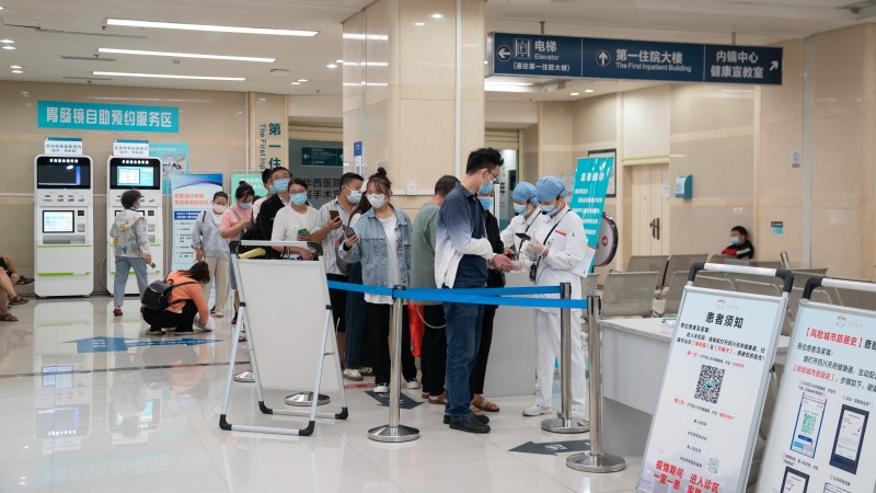上万名员工坚守岗位 四川大学华西医院门急诊有序进行 第 3 张 上万名员工坚守岗位 四川大学华西医院门急诊有序进行 第 3 张