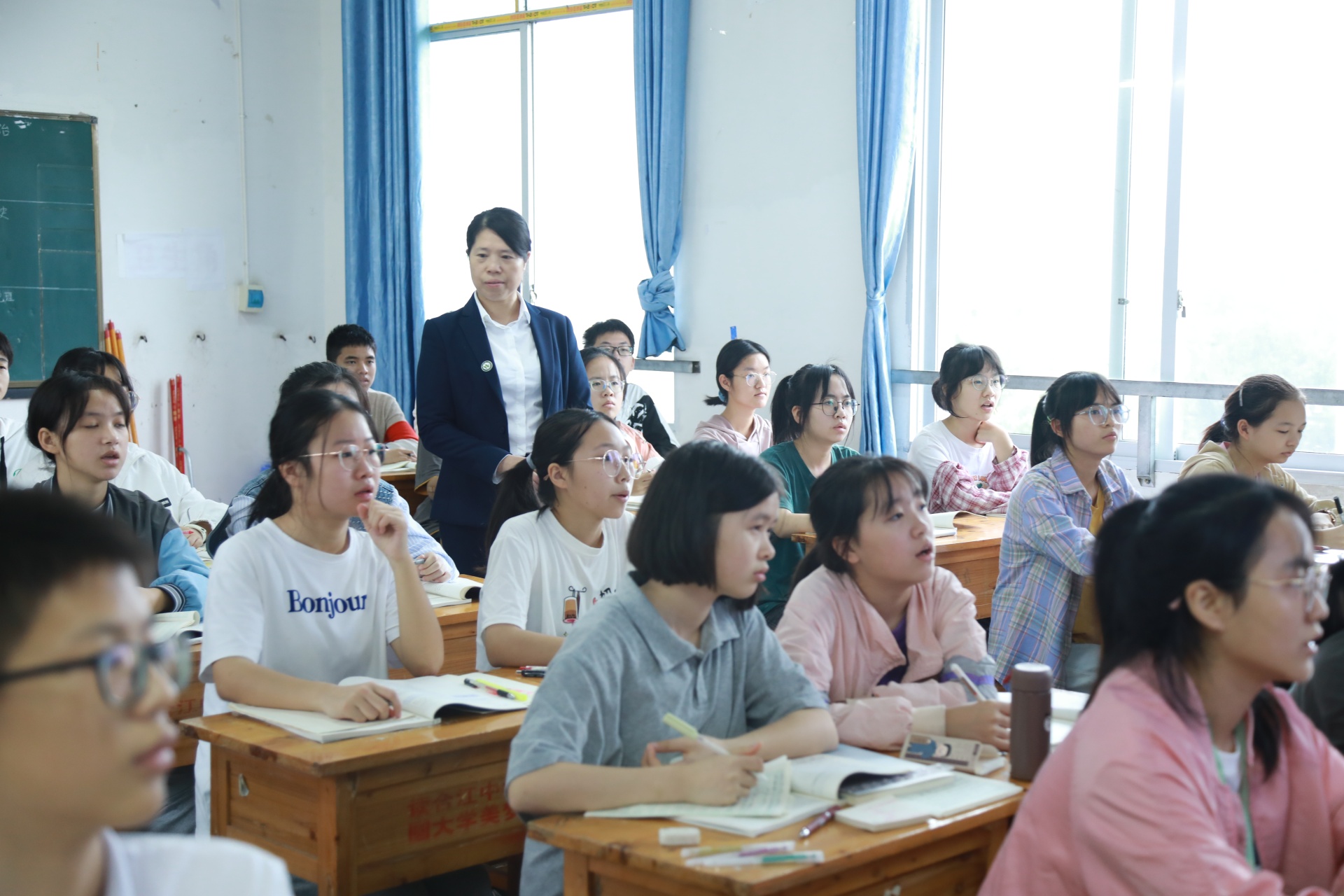 合江中学徐惠群：用热情和热爱铺就学生们的成长之路