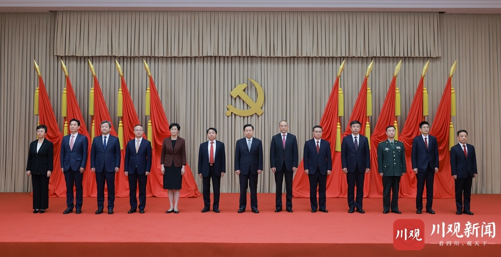 王晓晖率新一届省委常委同媒体记者见面