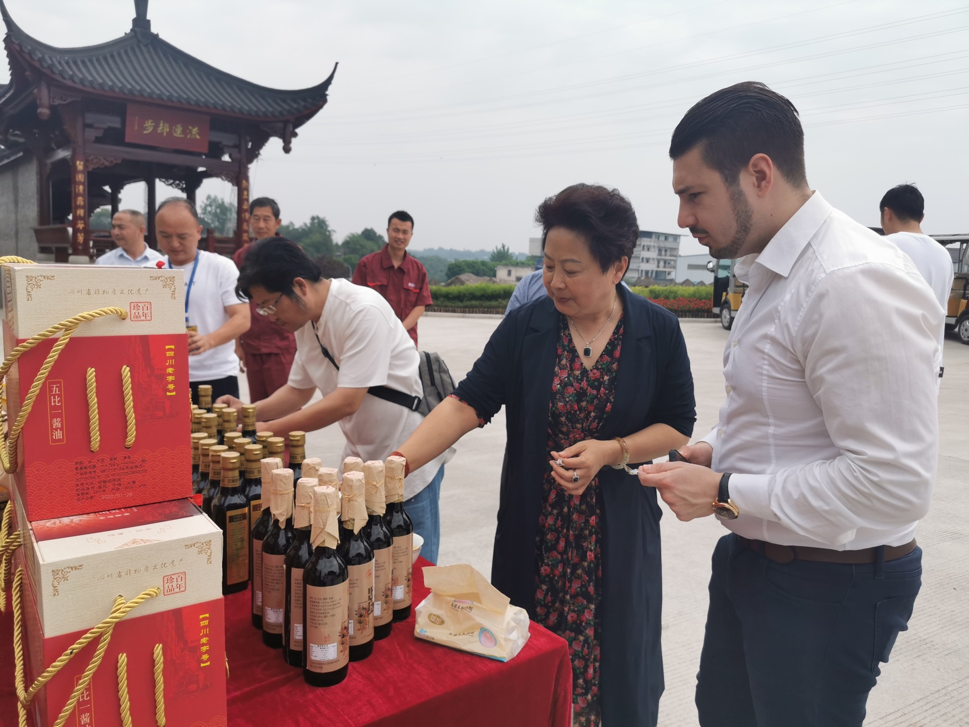 APEC-ECBA数字贸易创新委员会考察合江永兴诚“五比一”酱油 第 3 张