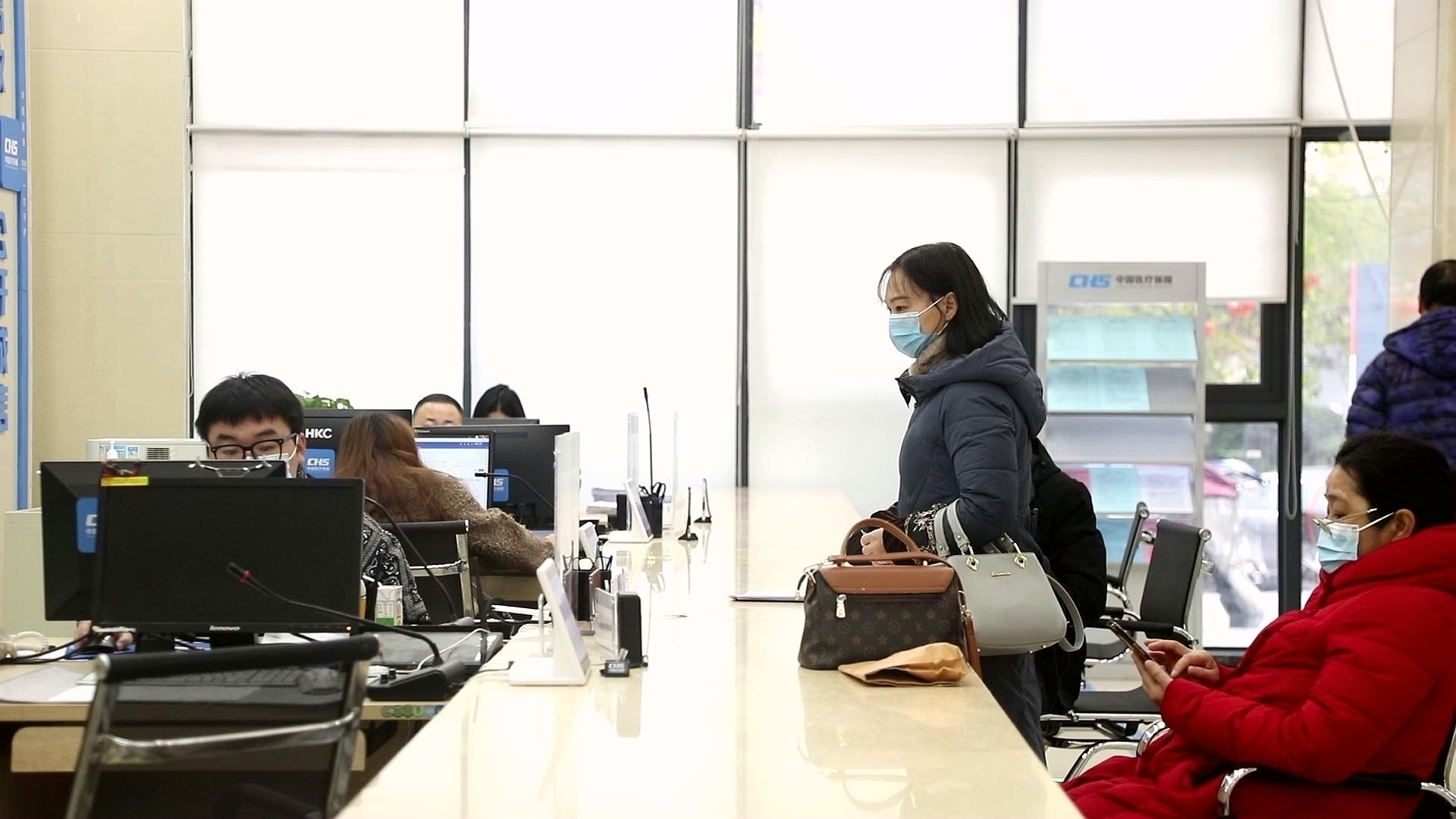 合江：新年上班第一天 政务窗口办事忙 第 1 张