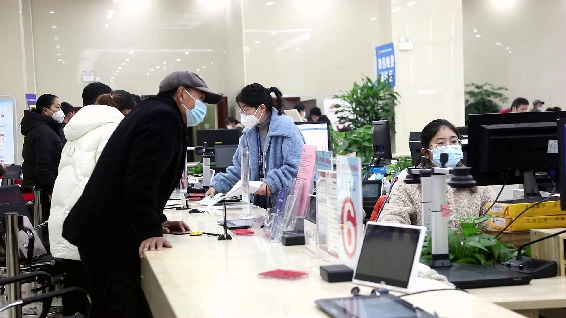 合江：新年上班第一天 政务窗口办事忙 第 3 张
