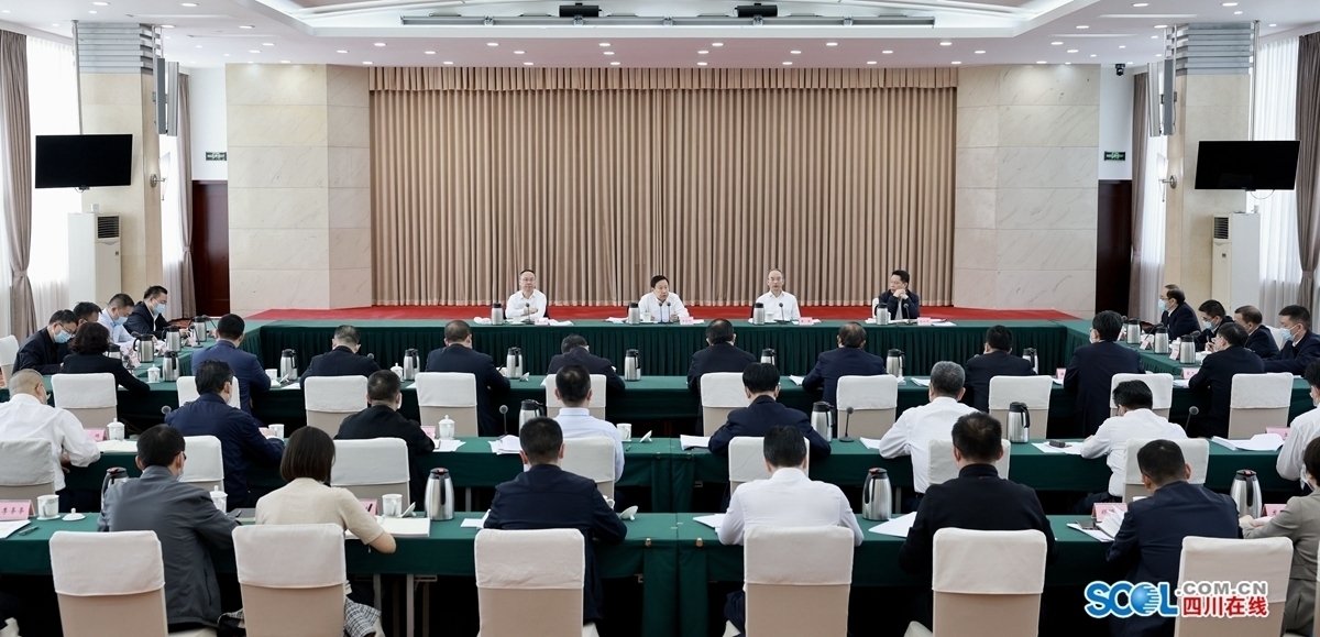 王晓晖主持召开省委专题会议，研究激活消费、扩大内需工作，黄强出席并讲话 第 2 张