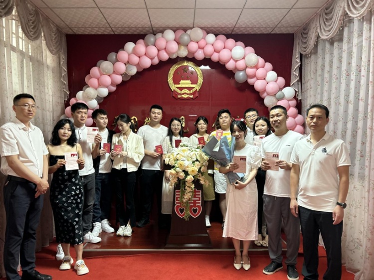合江：“520”集体颁证，“颁”出婚嫁新风 第 2 张