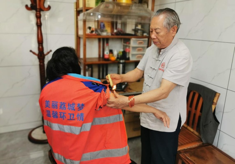 “五一”劳动节 合江地道中草药热灸技艺传承人为环卫工人免费施灸 第 2 张