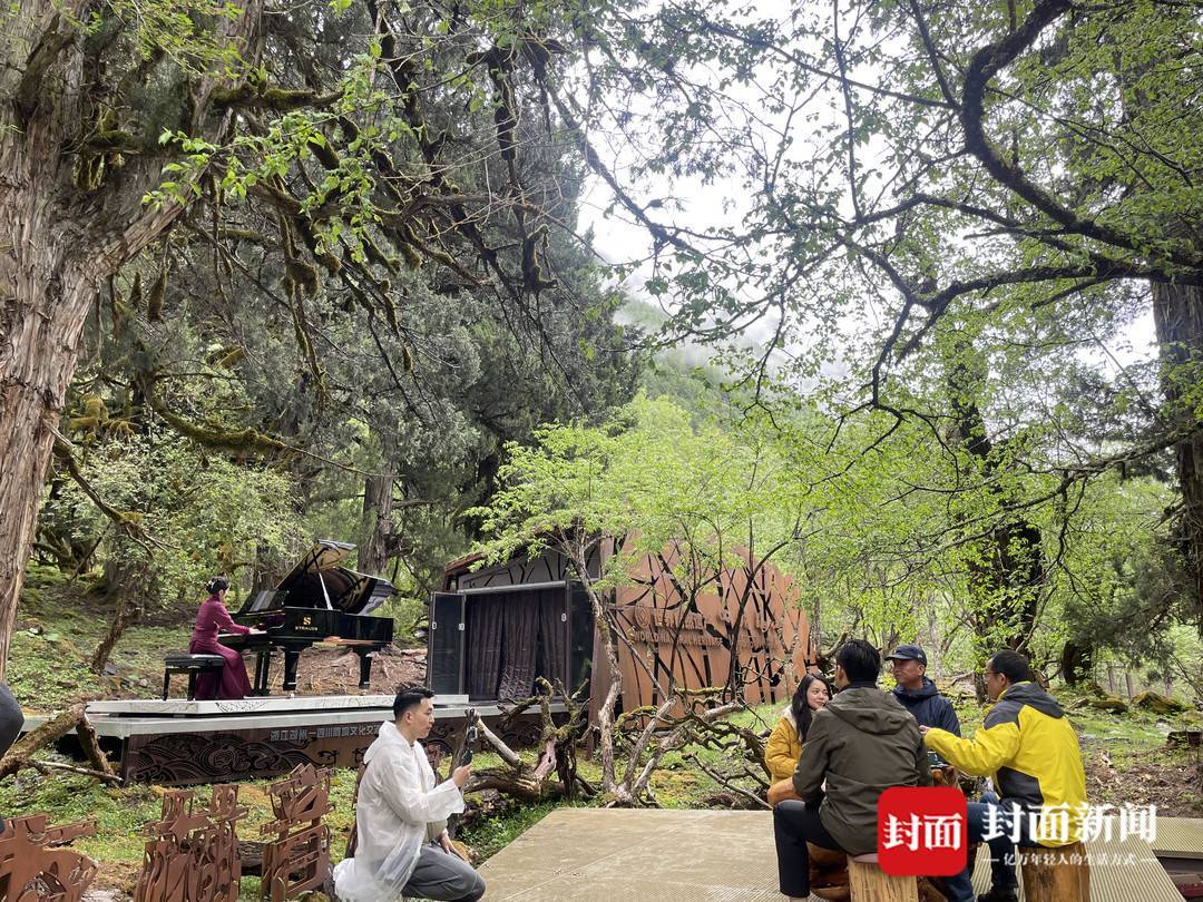 阿来俞敏洪董宇辉直播真的在“云端” 第 4 张