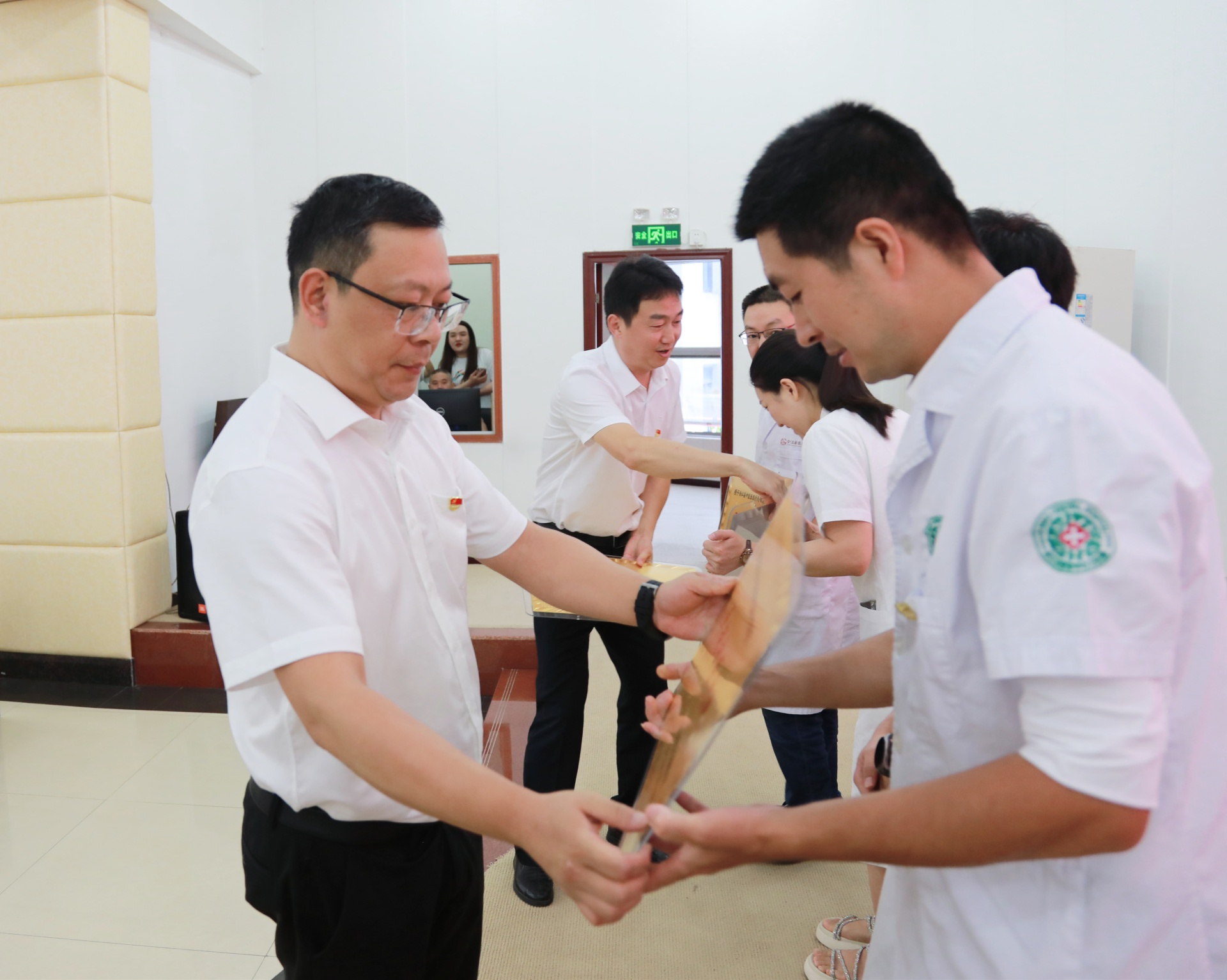 合江县召开庆祝第六个“中国医师节”表扬大会 第 2 张