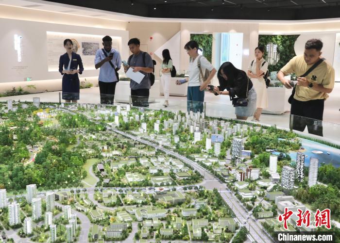 “Z世代”画像中国｜外国青年探访成都东部新区，感叹“中国速度”！ 第 2 张