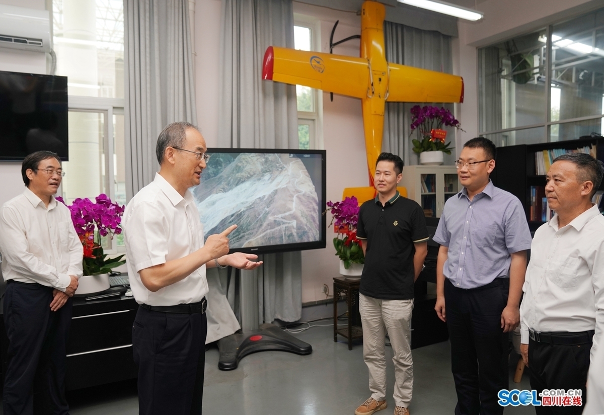 王晓晖黄强看望慰问教师 向全省广大教师和教育工作者致以节日祝贺和亲切问候 第 2 张