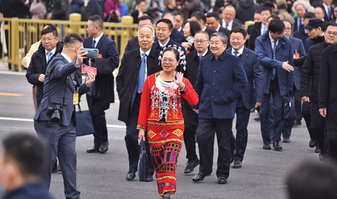 央视快评丨高举旗帜 真抓实干 团结奋进——热烈祝贺十四届全国人大二次会议、全国政协十四届二次会议开幕 第 1 张