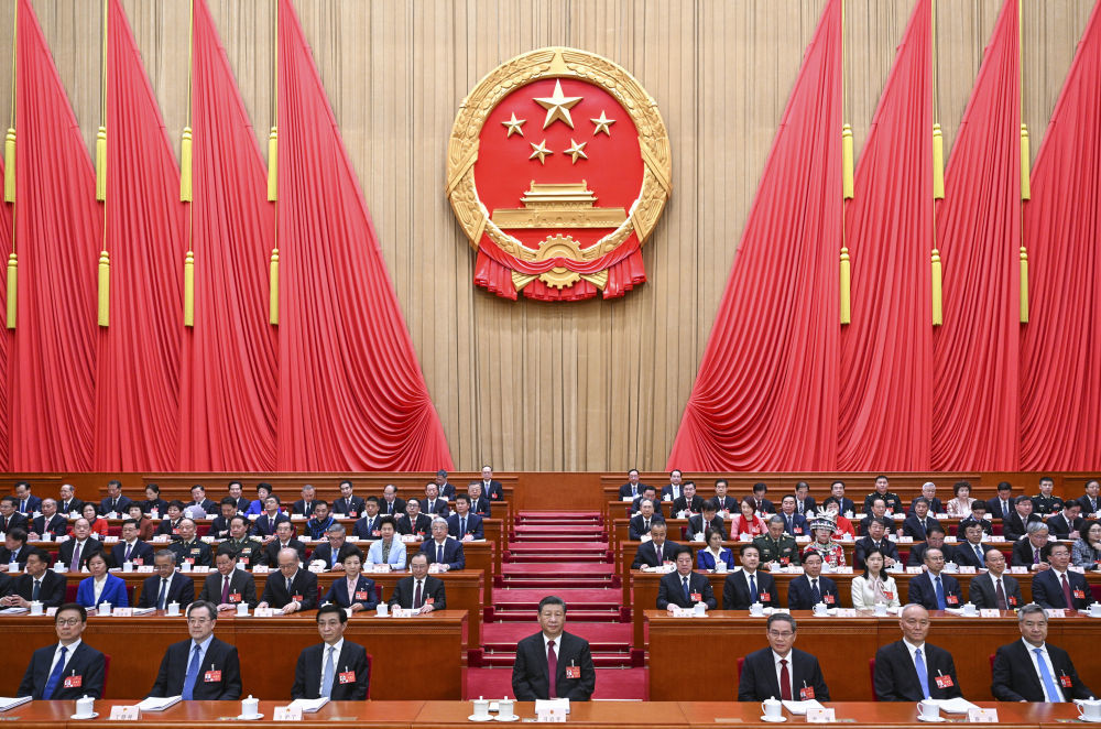 十四届全国人大二次会议在京开幕 习近平王沪宁蔡奇丁薛祥李希韩正等在主席台就座 李强作政府工作报告 赵乐际主持大会 听取关于国务院组织法修订草案的说明等 第 1 张