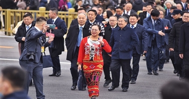 央视快评丨高举旗帜 真抓实干 团结奋进——热烈祝贺十四届全国人大二次会议、全国政协十四届二次会议开幕