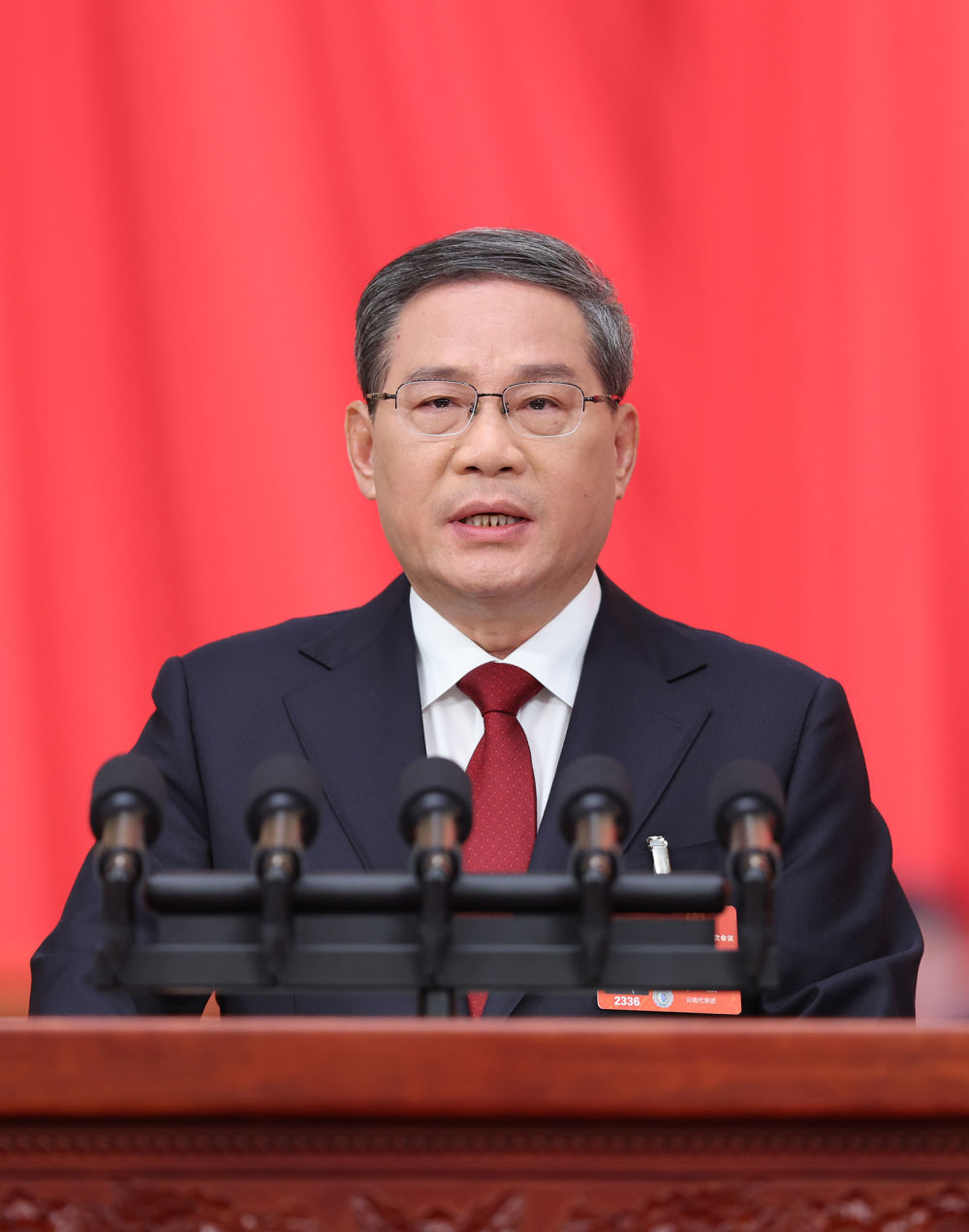 十四届全国人大二次会议在京开幕 习近平王沪宁蔡奇丁薛祥李希韩正等在主席台就座 李强作政府工作报告 赵乐际主持大会 听取关于国务院组织法修订草案的说明等 第 3 张