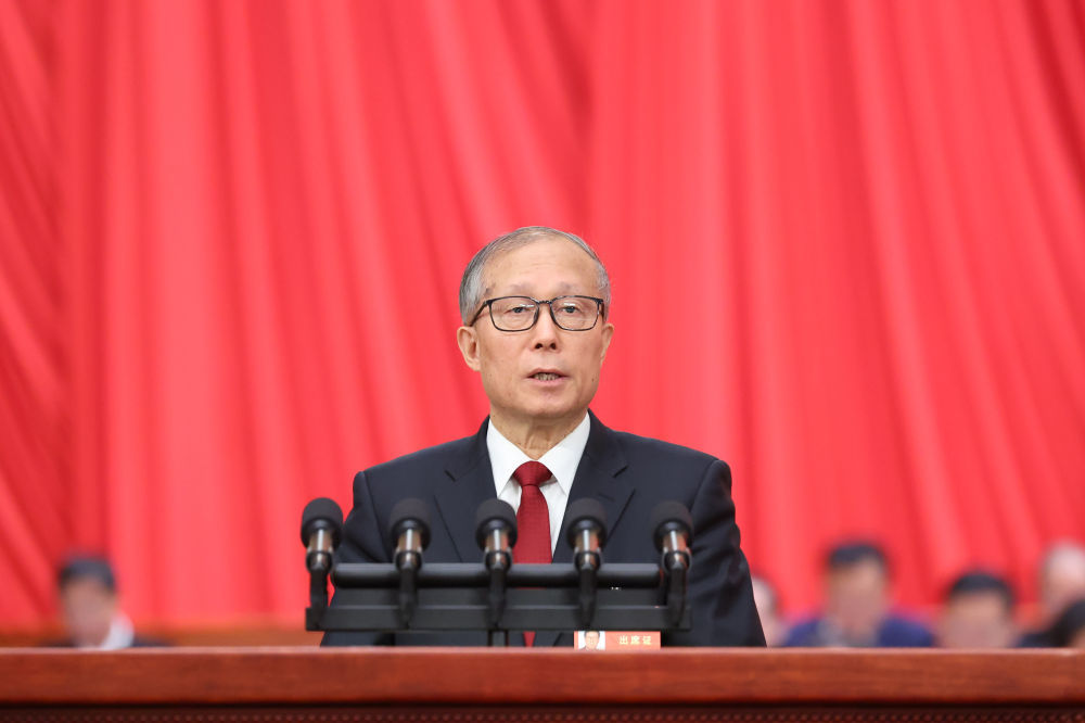 十四届全国人大二次会议在京开幕 习近平王沪宁蔡奇丁薛祥李希韩正等在主席台就座 李强作政府工作报告 赵乐际主持大会 听取关于国务院组织法修订草案的说明等 第 4 张