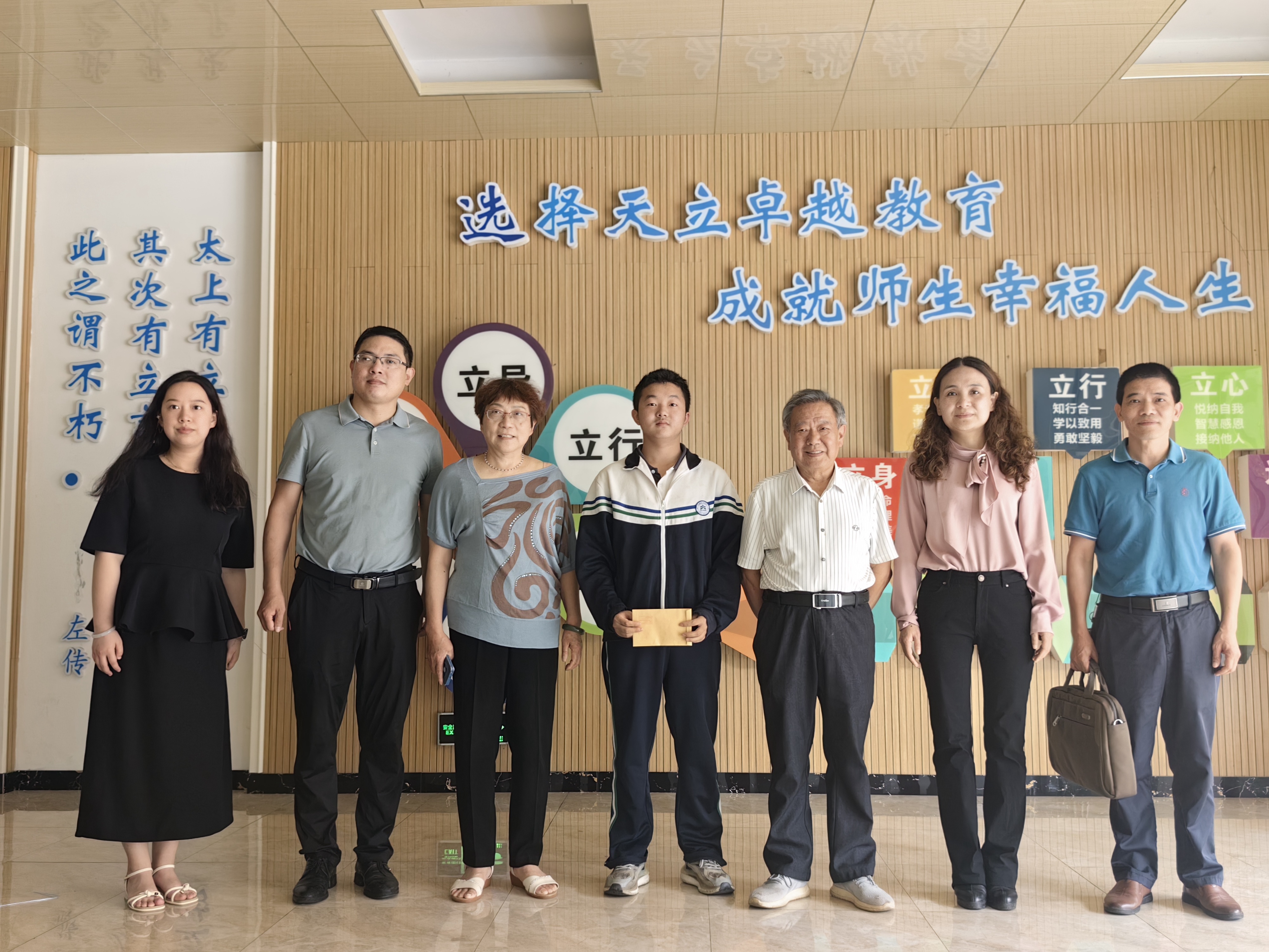 合江县关工委慰问困难学子 第 1 张